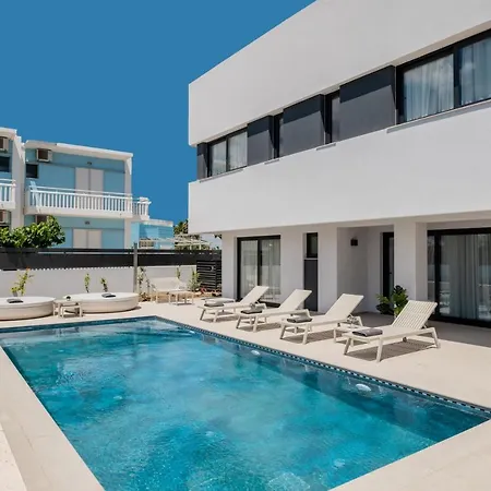 Villa Savvas & Maria Palace *