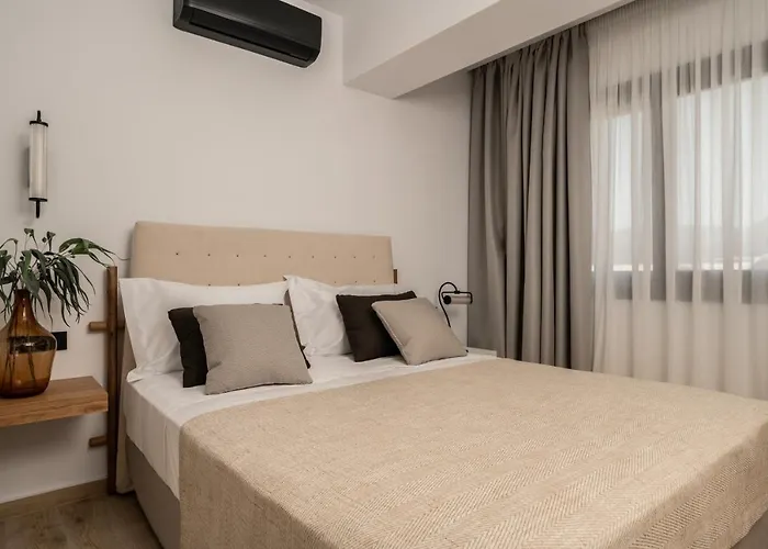 Villa Savvas & Maria Palace *