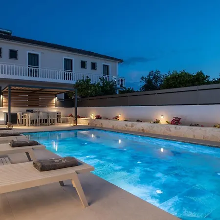 Villa Savvas & Maria Palace *