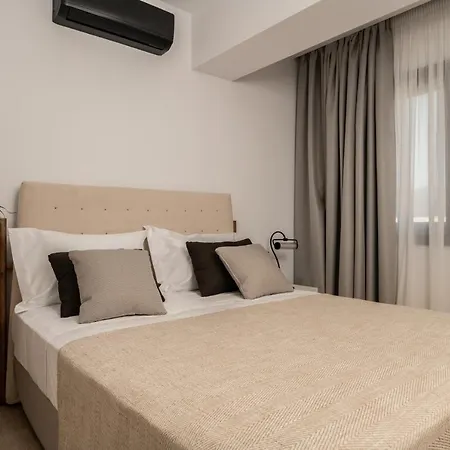 Villa Savvas & Maria Palace *